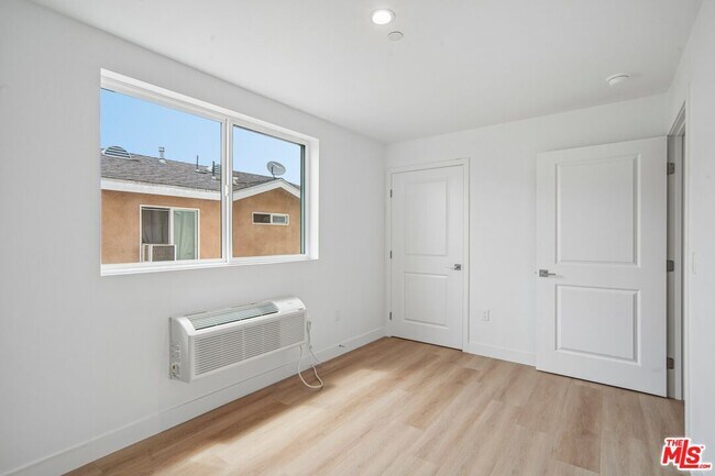 Building Photo - 3221 W 71st St