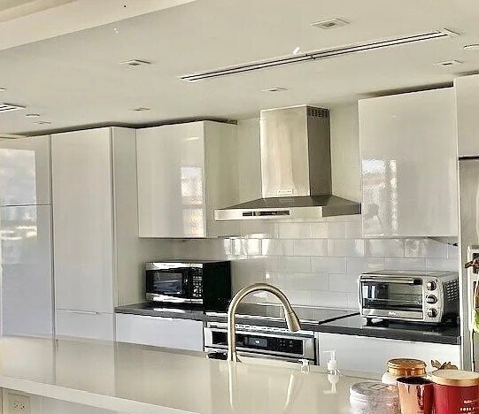 Building Photo - 2555 Collins Ave