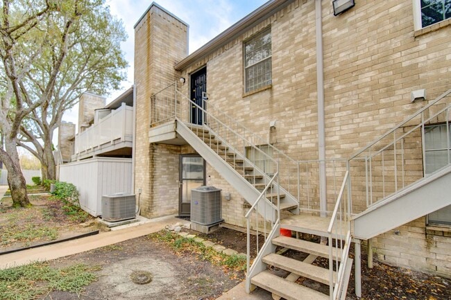 Building Photo - 10729 Braes Bend Dr