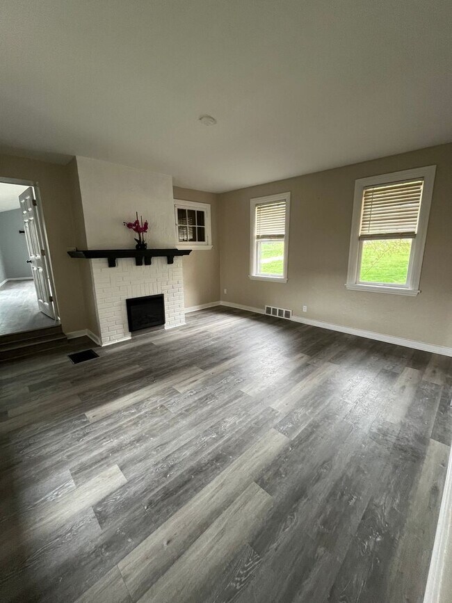 Building Photo - 3 bedroom available in the West Jefferson Hills School district!