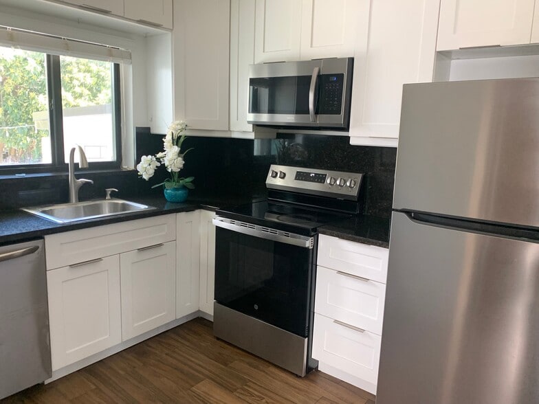 Building Photo - 1975 SW 17th Ct