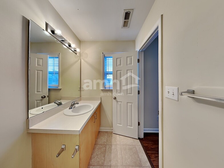 Building Photo - 129 Buchanan Ln