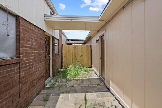 Building Photo - 8268 Heartfield Ln