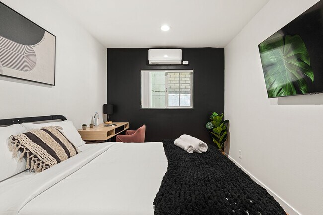 Building Photo - 10777 Ashton Ave