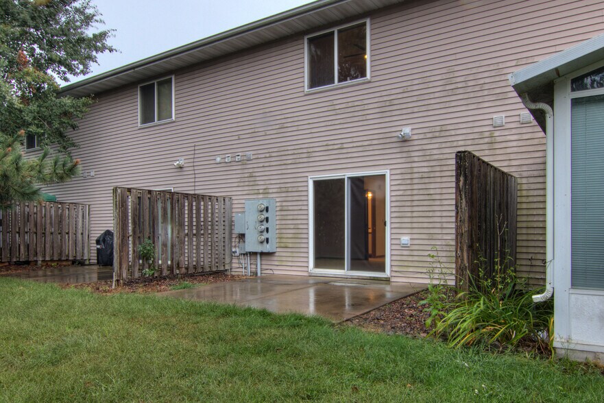 Building Photo - 1050 W Hamilton Ave