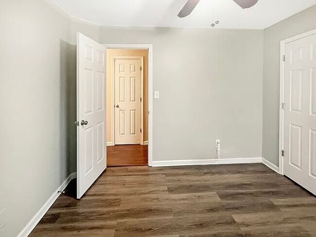 Building Photo - 2607 Woodford Ln NE