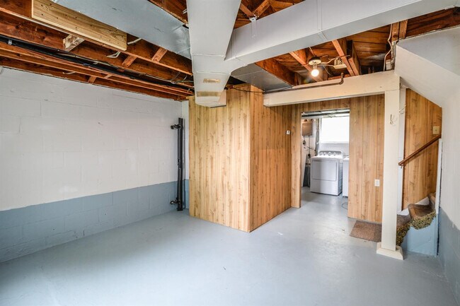 Building Photo - 2263 Parkwood Ave