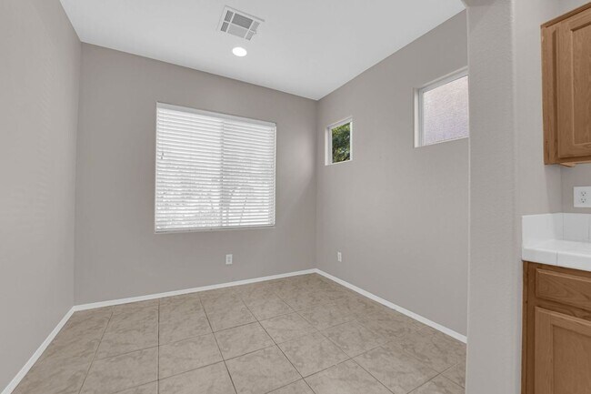 Building Photo - Large 3 bedroom, 2.5 bath house!