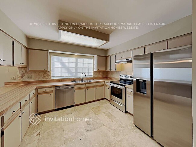 Building Photo - 16601 Vallely Dr