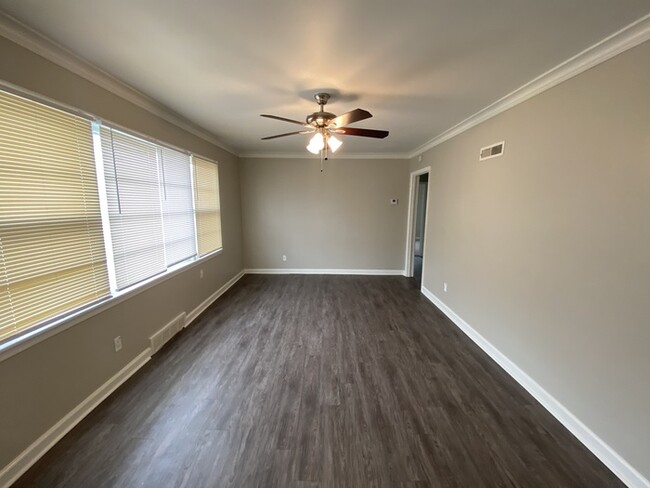 Building Photo - 1064 E Shelby Dr Memphis, TN 38116