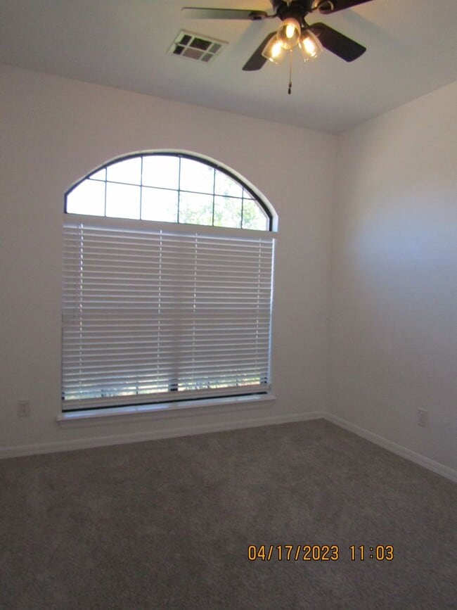 Building Photo - Park Ridge Area! Dog Friendly with Owner Approval! No Cats!
