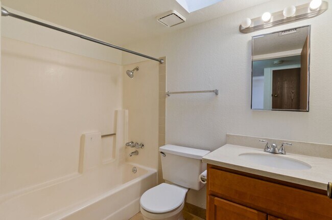 Building Photo - Private and Charming 2 Bed 1 Bath house
