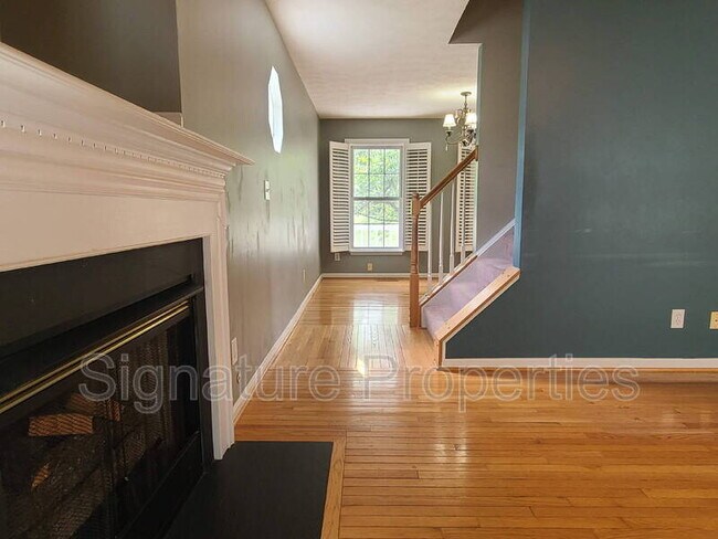 Building Photo - 10 Lockwood Dr