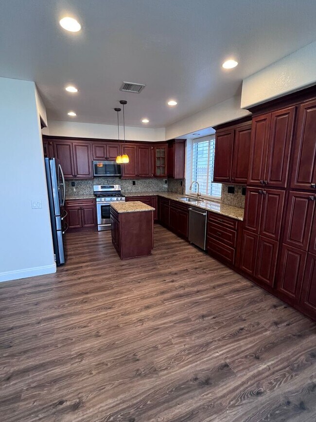 Building Photo - 4 BEDROOM TROPICAL OASIS IN W. ROSEVILLE W...
