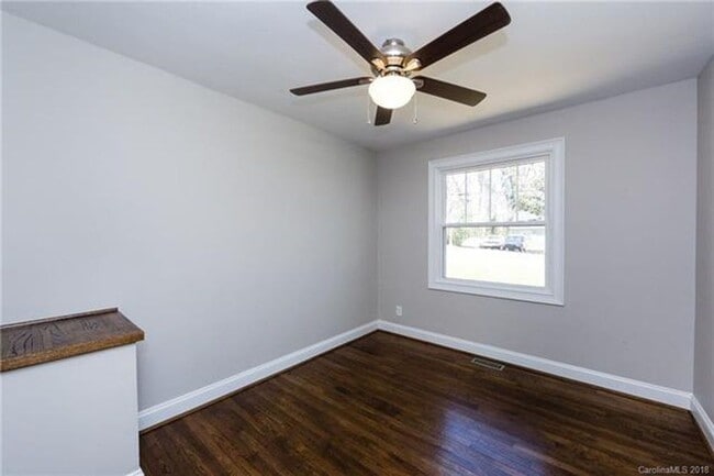 Building Photo - Must view this exquisite 3 bedroom 1 bath brick home. Within 2 miles from Uptown.
