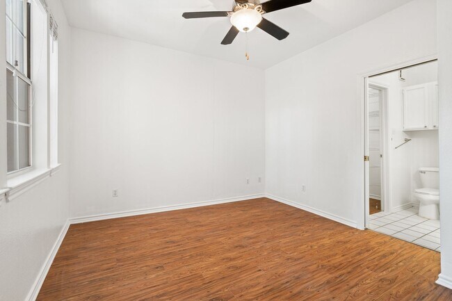 Building Photo - BEST 2 BEDROOM - PRIVATE YARD - PRIVATE GA...