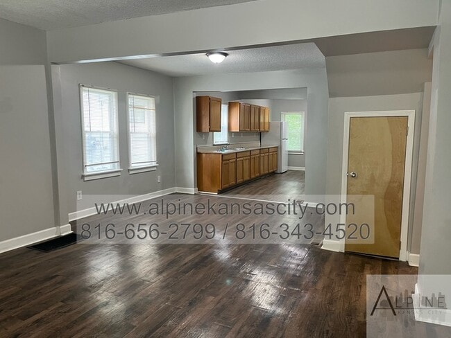 Building Photo - Spacious Upstairs Loft with Bathroom!