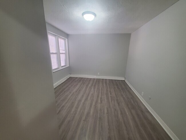 Building Photo - 4 Abbotsford St