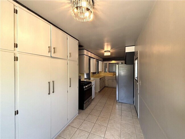 Building Photo - Beautiful 4 bedroom, 2 bathroom house with...
