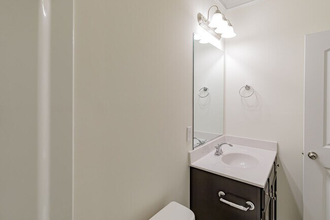 Building Photo - Brand new Luxurious 3 bedroom 3 bath + LOFT townhouse in Stone Gate community High Point. Master ...