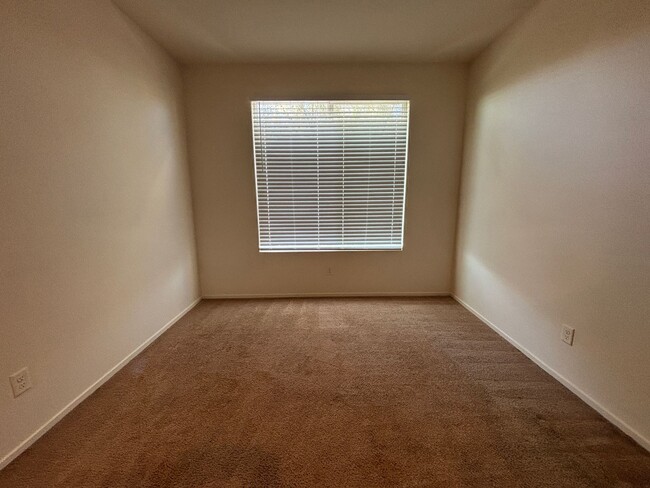 Building Photo - GUARD GATED 3 BED 2.5 BATH 2 CAR GARAGE TOWNHOUSE w/ 3 FLOORS