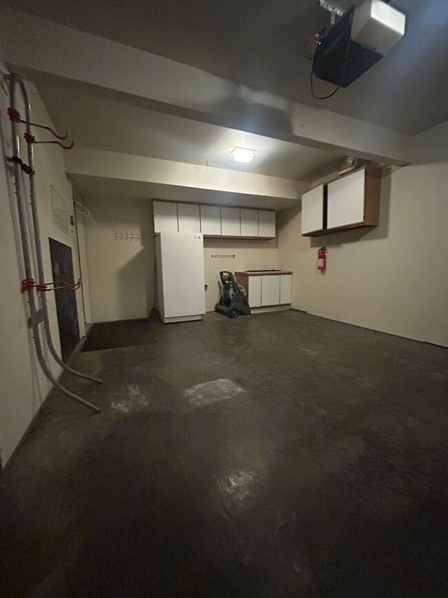 Building Photo - Spacious, corner lot 3-bedroom, 2-bath duplex in Iowa City