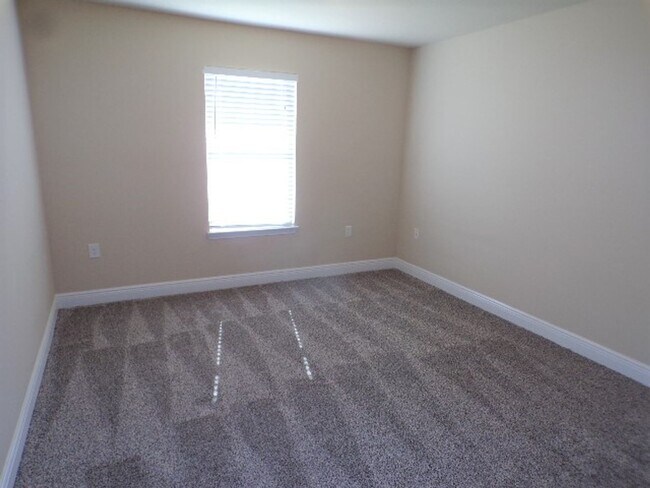 Building Photo - Spacious 3-Bedroom Home