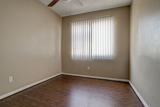 Building Photo - Wonderful Townhome centrally located.  Kit...