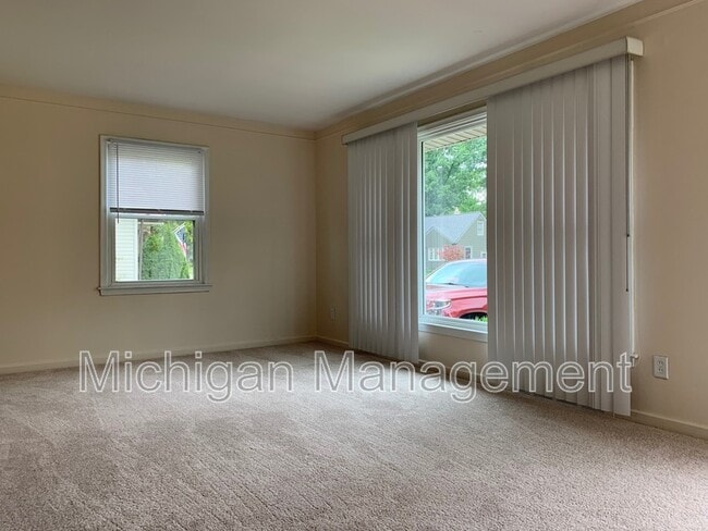 Building Photo - 32469 Rosslyn Ave