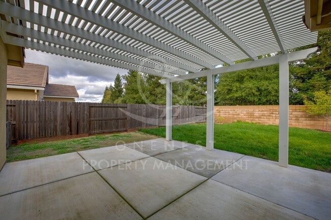 Building Photo - Beautifully maintained and modern 4-bedroom, 2-bathroom