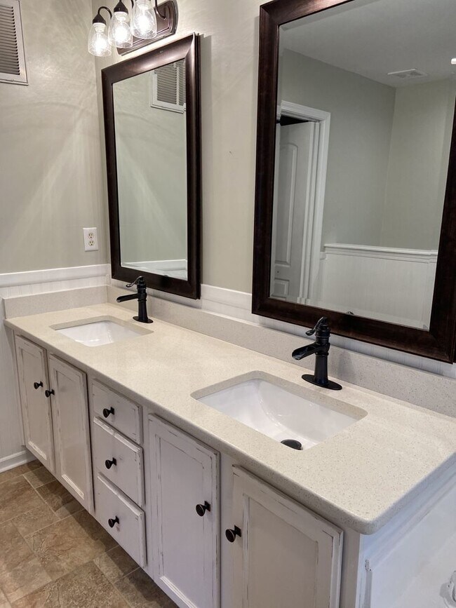 Building Photo - Beautiful home in Emerald Isle.