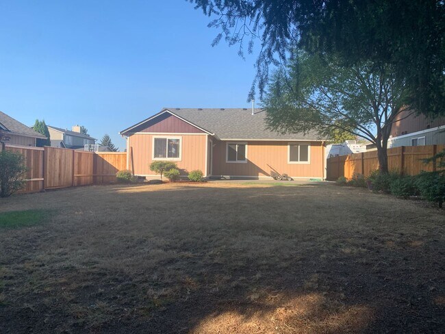 Building Photo - ***Newly Renovated Spacious and Bright 3 B...