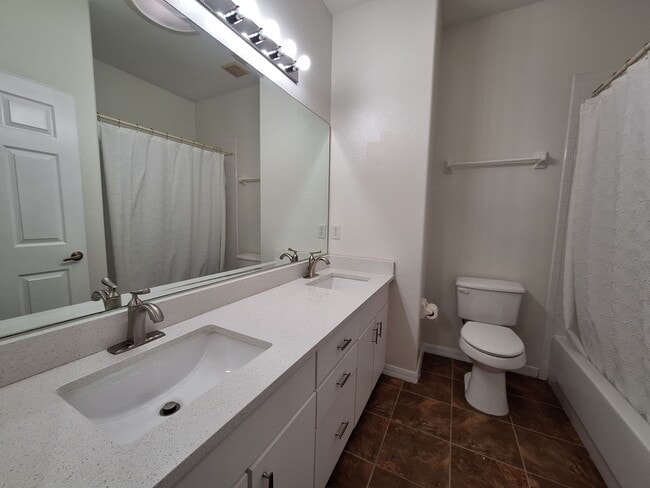 Building Photo - Charming 3-Bedroom Home with Spacious Back...