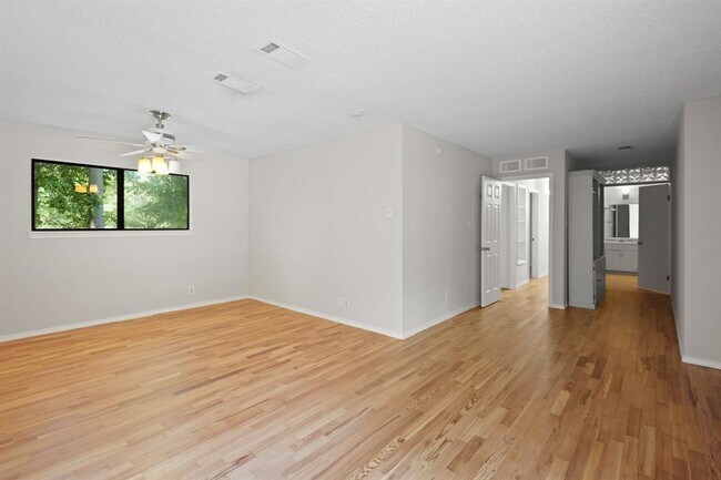 Building Photo - 2218 Bahama Rd