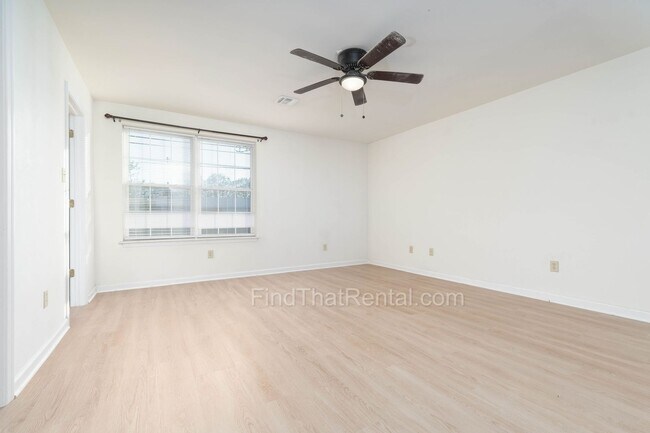 Building Photo - Modern 3BR 2.5BA w/ 1st Floor Master, Garage, Walk-in Closets near AWC Carlisle Barracks