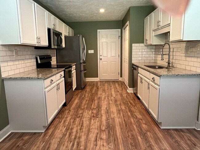 Building Photo - Beautifully Updated 3 Bed Plus Bonus Raefo...