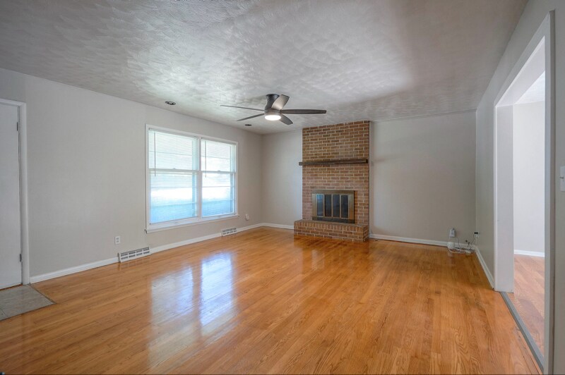 Building Photo - 505 E 90th Terrace