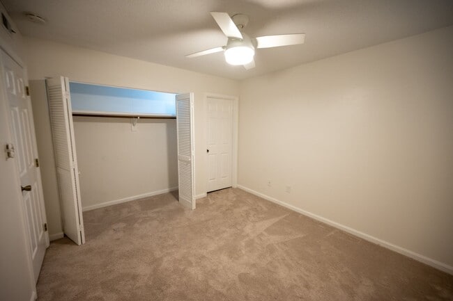 Building Photo - Beautifully Updated 2-Bedroom Condo in Fiv...