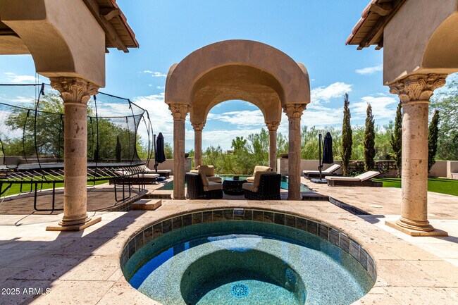 Building Photo - 6050 N Paradise View Dr