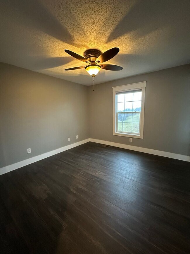 Building Photo - 4 Bedroom/3 Bathroom House in Piney Flats, TN