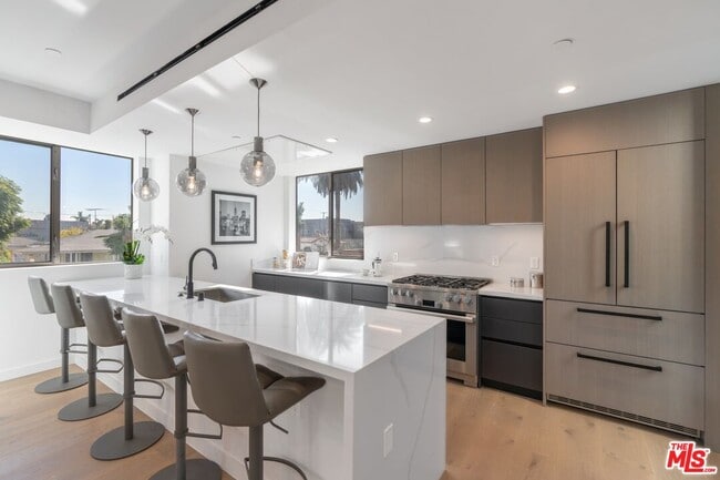 Primary Photo - 857 N Detroit St