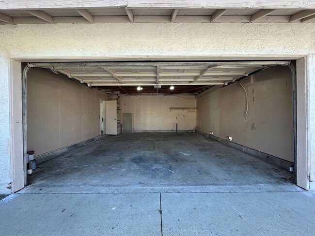 Building Photo - Simi Valley 3BR w/RV parking, AVAILABLE NOW!