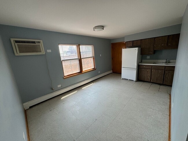 Building Photo - 3014 W 59th St