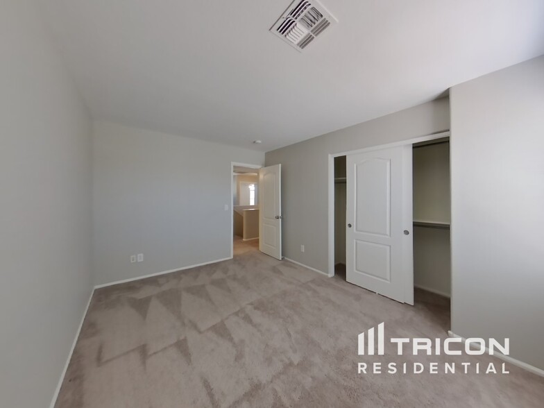 Building Photo - 655 E Lovegrass Dr