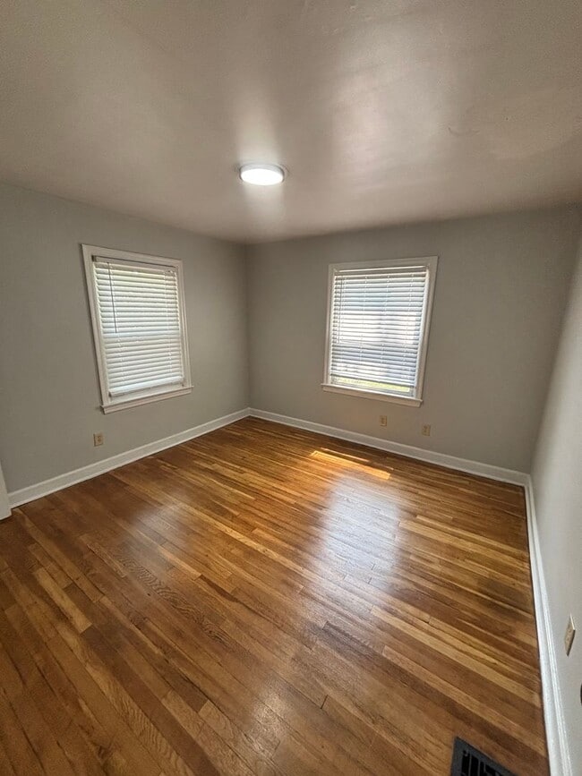 Building Photo - 946 Sells Ave