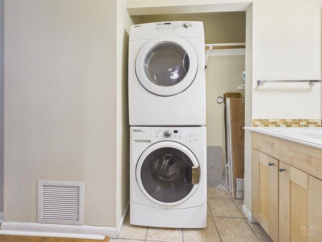 Building Photo - 7685 Northcross Dr