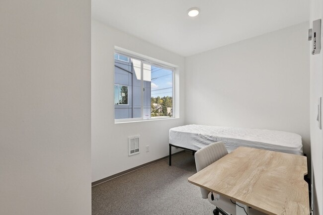 Building Photo - Pre-leasing for Jan/Sep 2026!