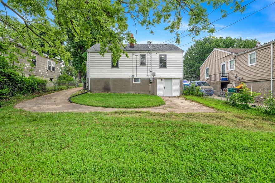 Building Photo - 7120 Roslyn Dr