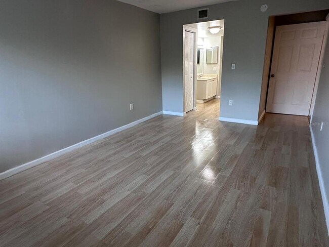 Building Photo - 721 N Pine Island Rd