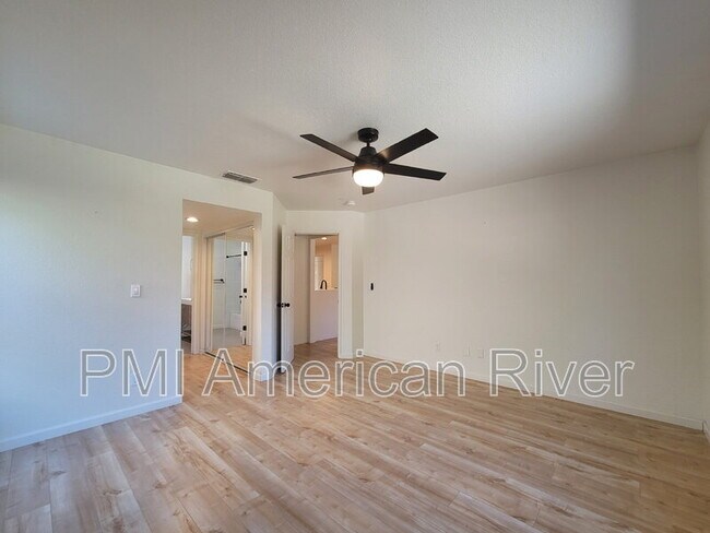 Building Photo - 4578 Excelsior Rd